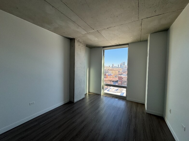 Building Photo - 1001 W Chicago Ave