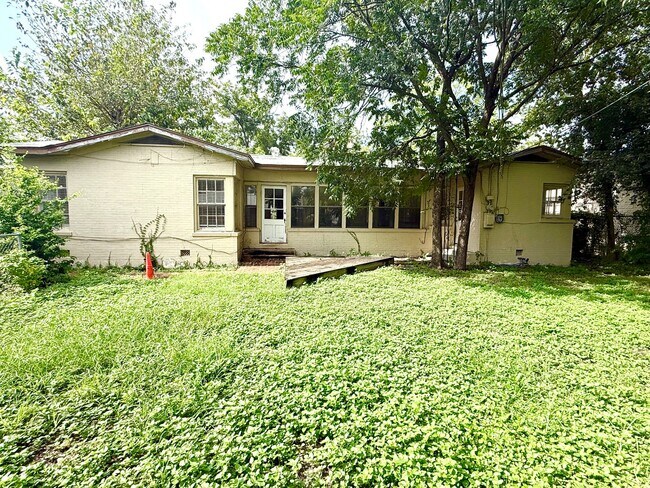 Building Photo - Historic Charm Near Woodlawn Lake! 3 Bed, 2 Bath Home with Hardwood Floors