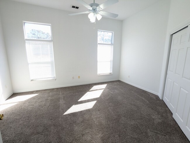 Building Photo - AVAILABLE NOW!! VERY LARGE 2 Bedroom, 2 Ba...