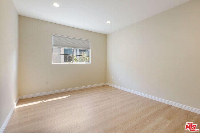Building Photo - 2020 Penmar Ave