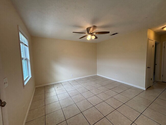 Building Photo - 1102 Frankford Ave