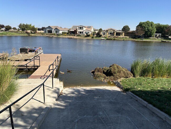 Building Photo - Gorgeous 4 Bedroom, 2.5 Bath Single Story in Summer Lakes Community