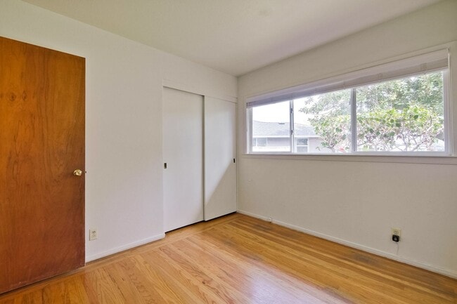 Building Photo - 160 Kit Carson Ct