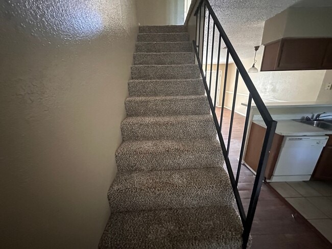 Building Photo - Spacious 2 story townhouse with fenced yard!