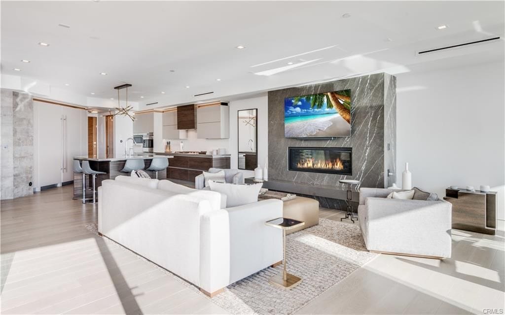 Building Photo - 810 Esplanade