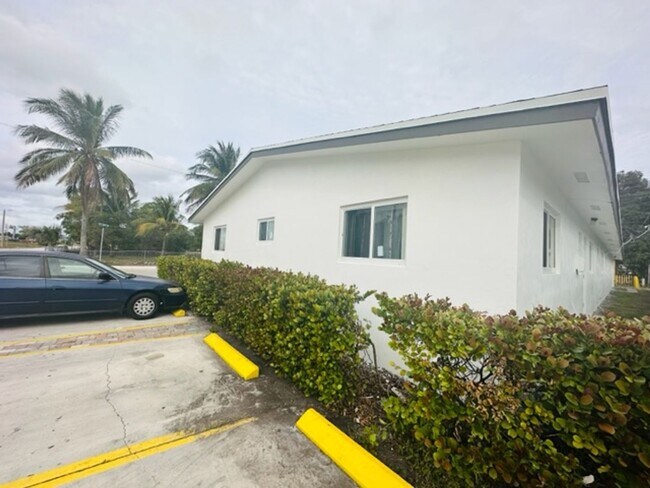Building Photo - 1011 9th Ave N