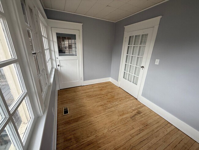 Building Photo - 3 bed/1 bath house