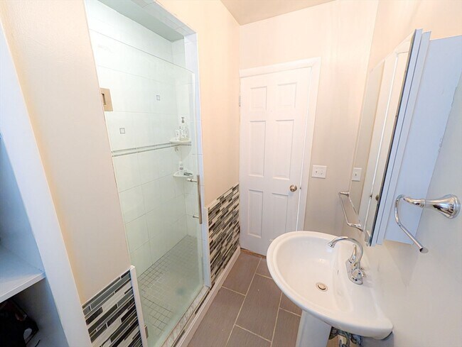 Building Photo - 103-105-105 Homer St