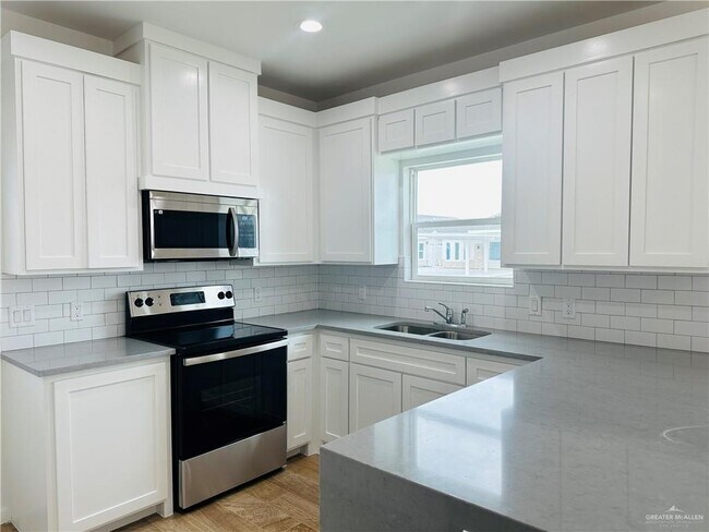 Building Photo - 10 Clarence Dr