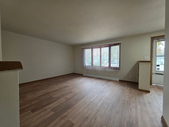 Building Photo - 1254-1256 Meadow Ln