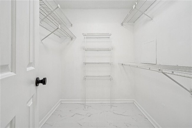 Building Photo - 5600 Surrey Ct