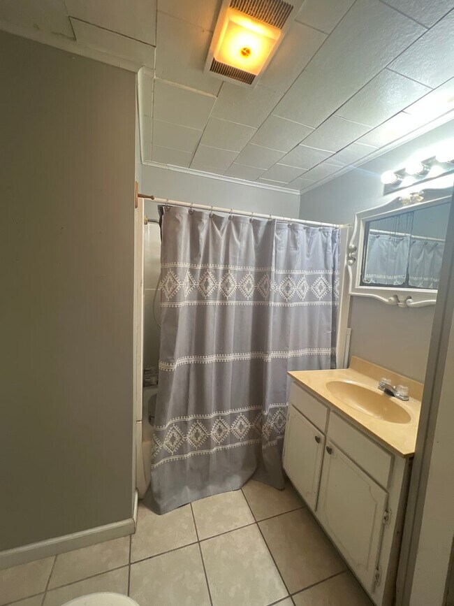 Building Photo - 2 bedroom home for lease with garage and apartment above garage