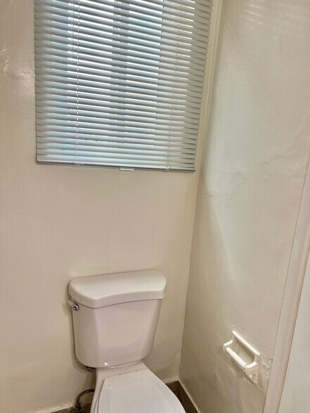 Building Photo - 214 W Maple St