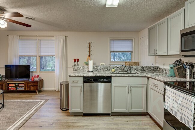 Building Photo - 1312 N Barton St