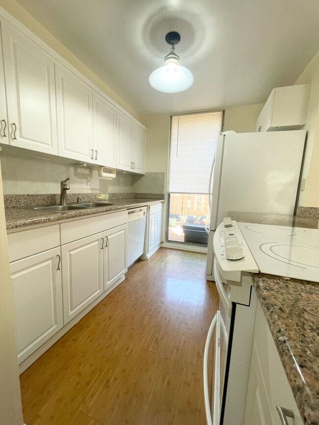 Building Photo - Well Maintained 3 Bed, 2.5 Bath Townhome i...