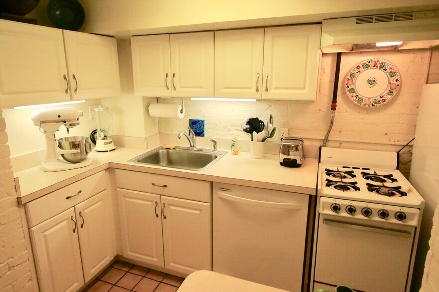 Building Photo - 1713 Riggs Pl NW