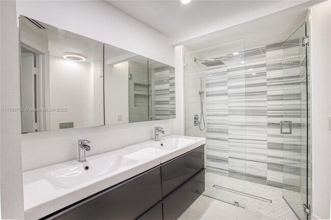 Building Photo - 735 SW 148th Ave