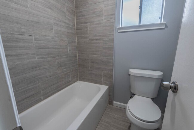 Building Photo - 423 Gentilly Dr