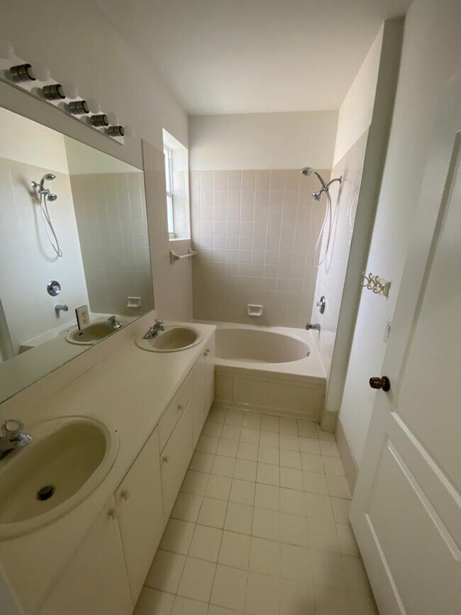 Building Photo - 2208 Shoma Dr