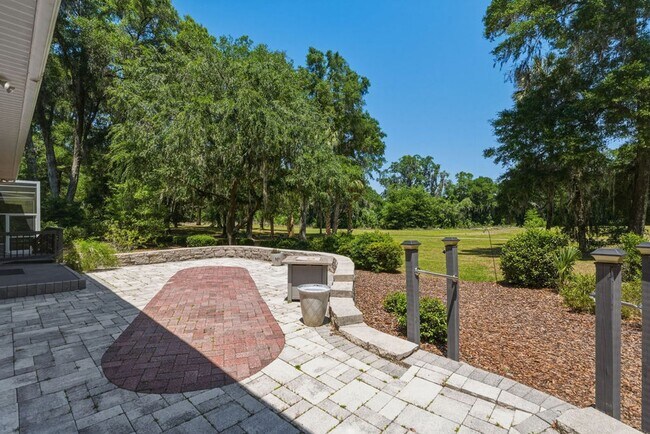Building Photo - Must See Immaculate 3/2 Rainbow Springs with Lanai