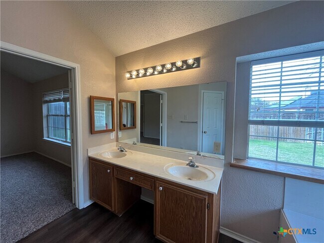 Building Photo - 2523 Creek Dr