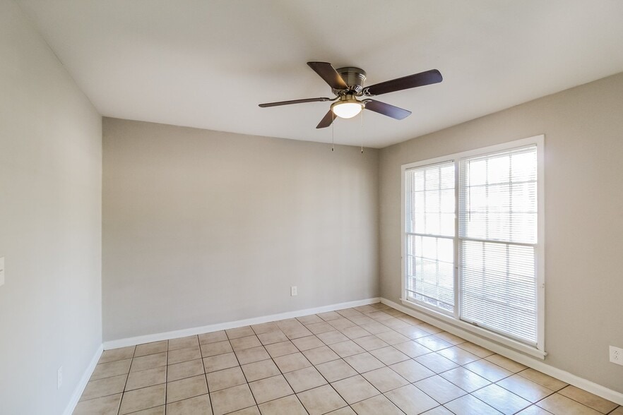 Building Photo - 2306 Watkins Dr