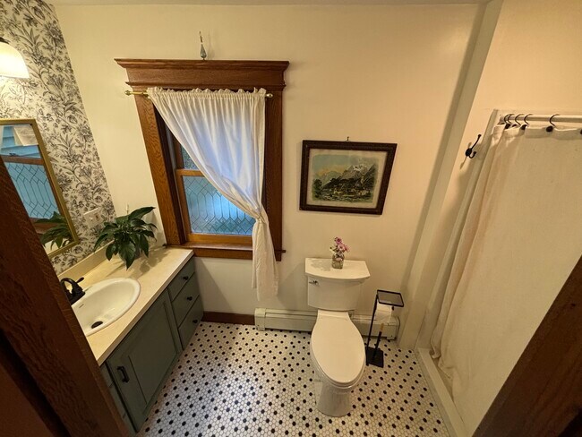 Tiled bathroom - 35 Prospect St