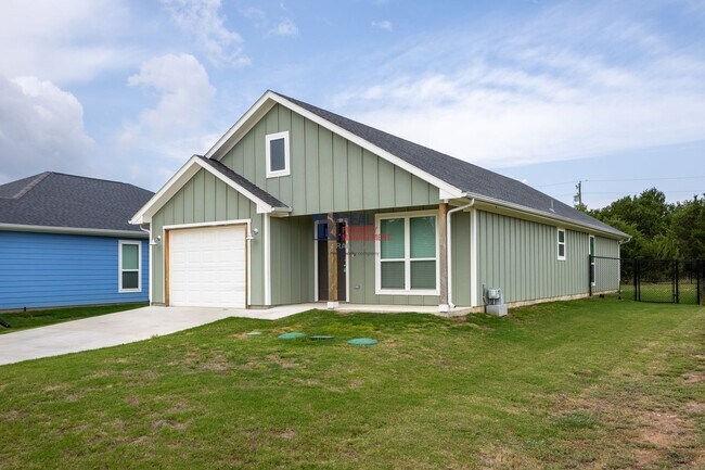 Building Photo - Charming Modern Farmhouse with Fenced Backyard