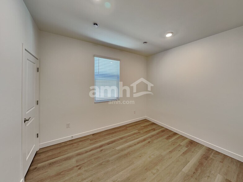 Building Photo - 9555 Harkes Dr