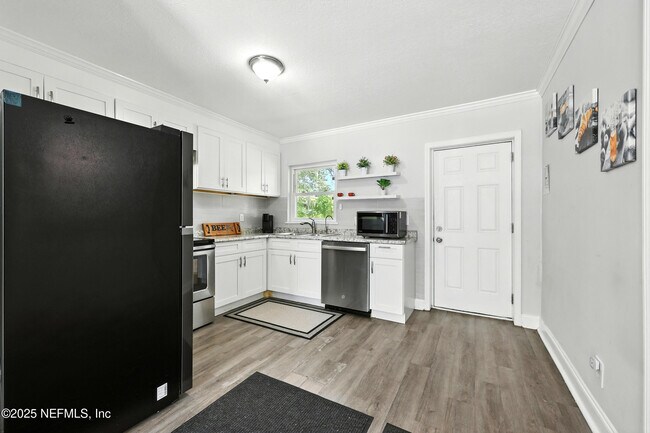 Building Photo - 355 Wildwood Ln