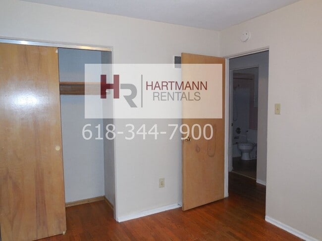 Building Photo - Three Bedroom 2 Bath Brick Home with 2 Car Garage!!