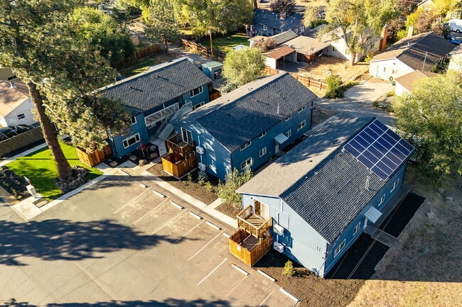 Building Photo - Affordable, Attractive 2-bed in a small Complex