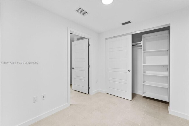 Building Photo - 2150 N Bayshore Dr