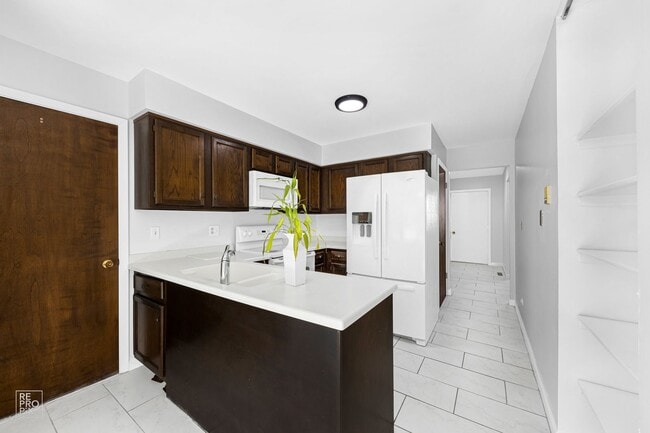 Building Photo - Cambridge Subdivision in Libertyville! Available June 23!