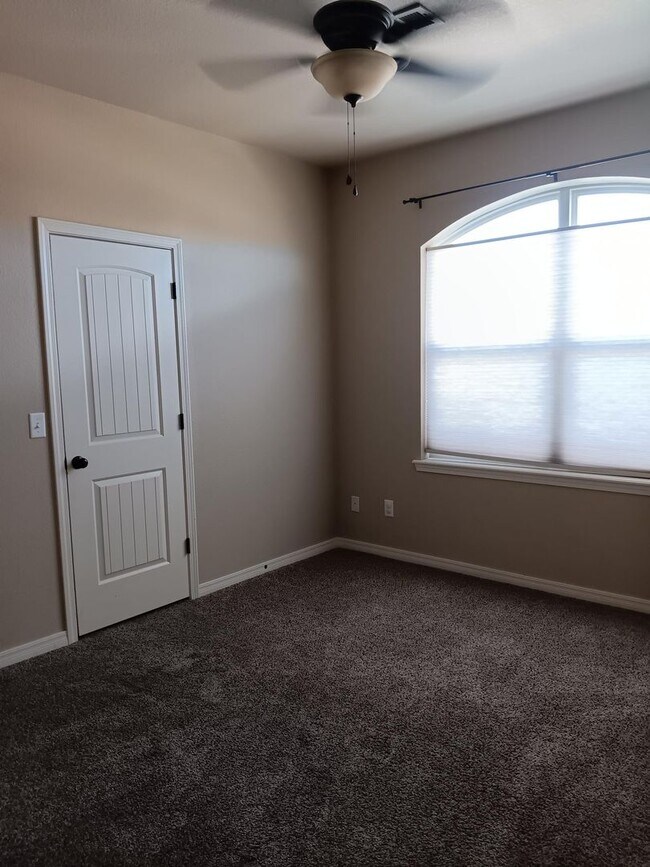 Building Photo - Hinge Property Management