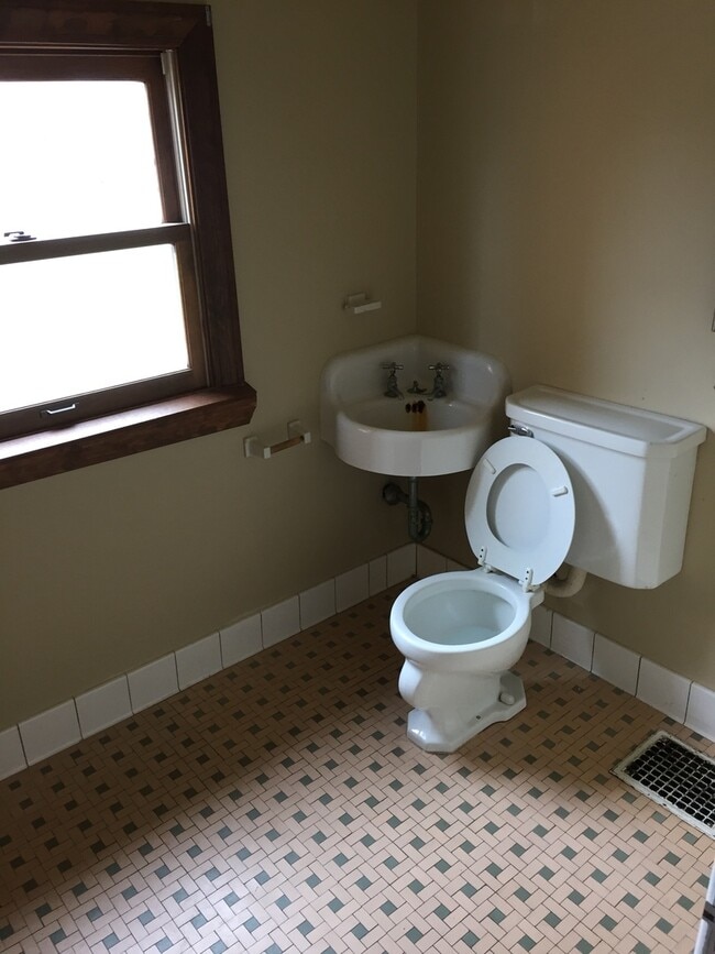 Building Photo - 3172 Mozart Ave