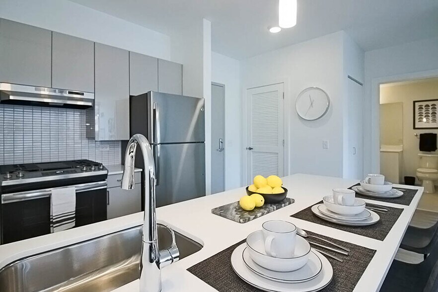 Building Photo - 856 W Van Buren St