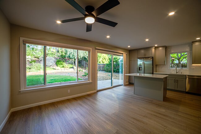 Building Photo - 405 Solano Dr