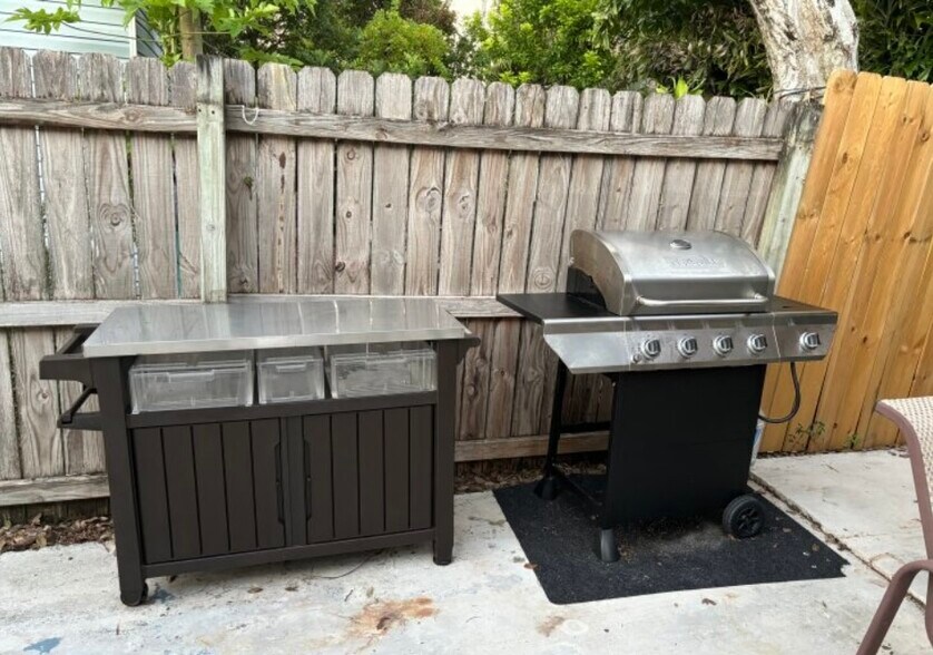 BBQ and storage area to prepare food - 945 Plantation Rd