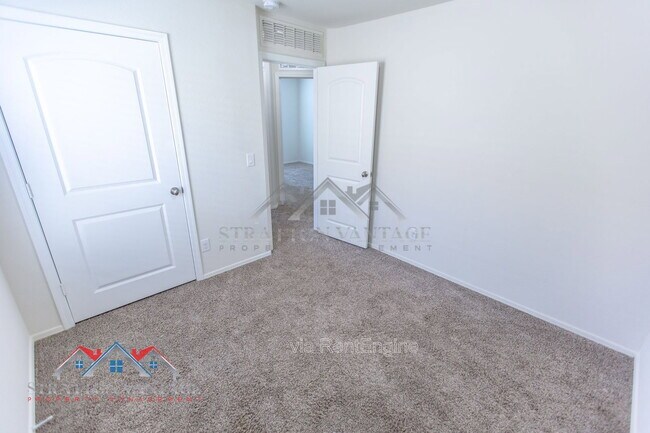 Building Photo - 5926 E Oasis Blvd