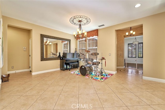 Building Photo - 524 S Petunia St