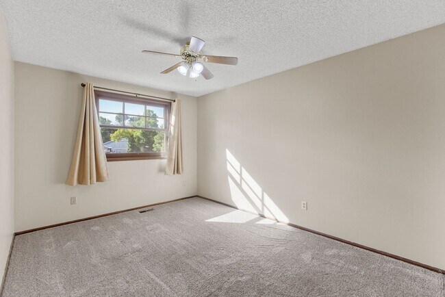 Building Photo - Beautiful 4 bed, 2 bath on Cul-de-sac  w/ large yard available in Central Loveland