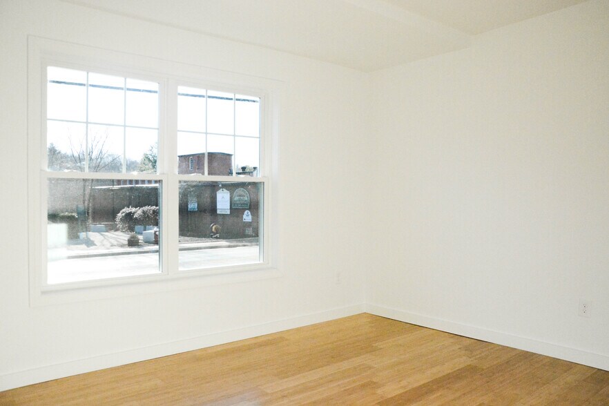 Building Photo - 548 Main St