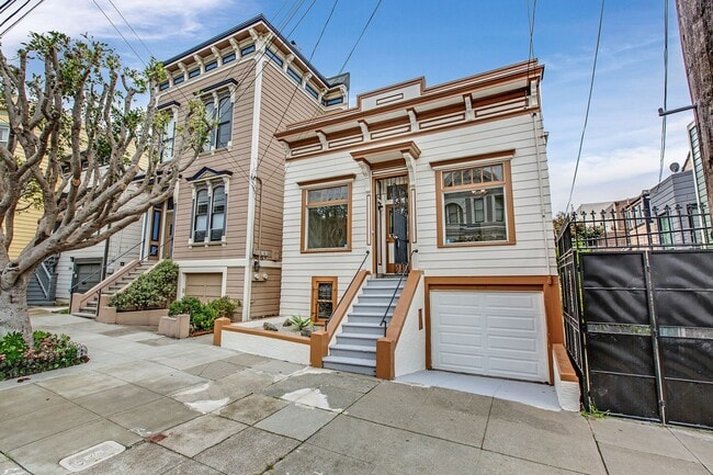 Building Photo - Updated 2 Bedroom Home with Garage in Lowe...