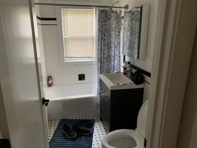 Building Photo - Modern Condo with 1.5 Bathrooms and new appliances