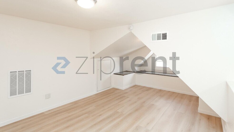 Building Photo - Unit 4