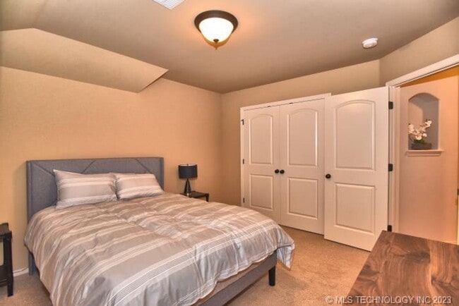 Building Photo - Room for the whole family in this 5 bedroom, 3-1/2 bath Executive Rental on corner lot in Millice...