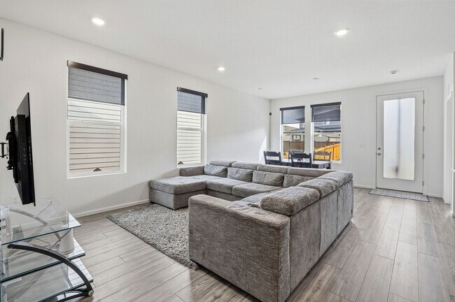 Building Photo - Modern Home in Brighton!