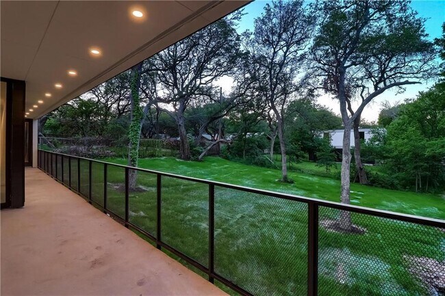 Building Photo - 9400 Shady Oaks Dr