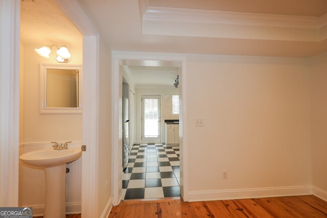Building Photo - 37 Intown Pl